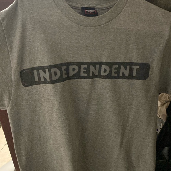size small independent shirt i guess it’s youth but it fits like an M - Picture 1 of 3